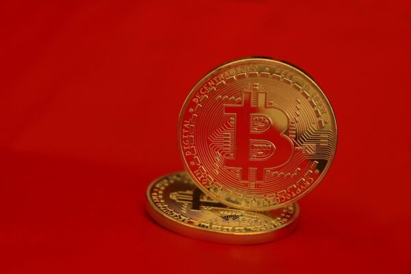 Beyond Bitcoin: Altcoin Innovation & Market Disruption